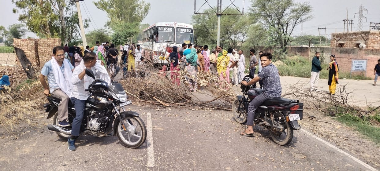 Angry villagers and farmers jammed due to power cuts
