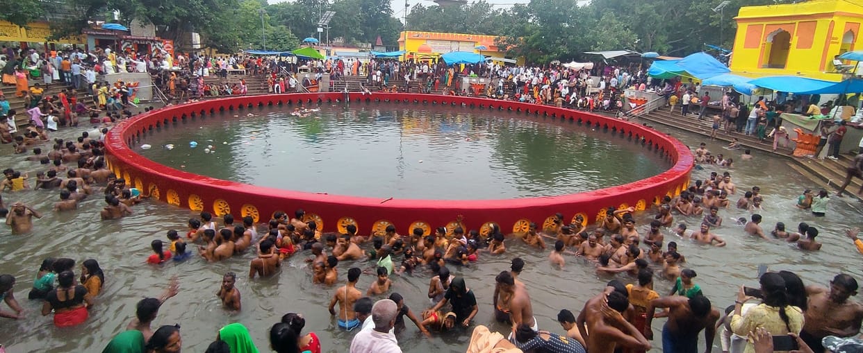 Two lakh devotees took a dip on Amavasya