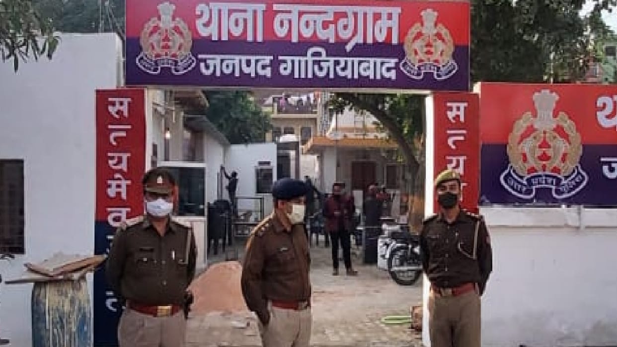 old man reached police station with knife Said send me to jail i have killed my wife