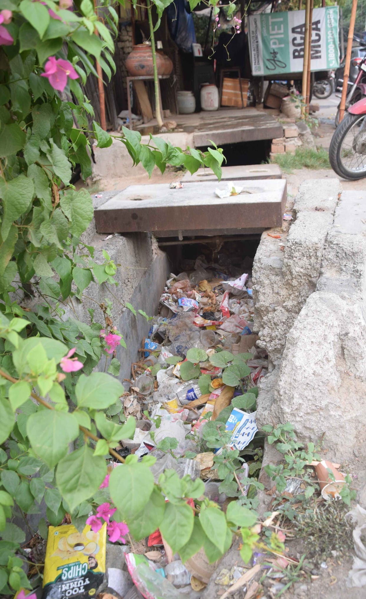 Due to the dirt filled in the drains, the roads will be built again in the rain, ponds and passers-by will make a splash