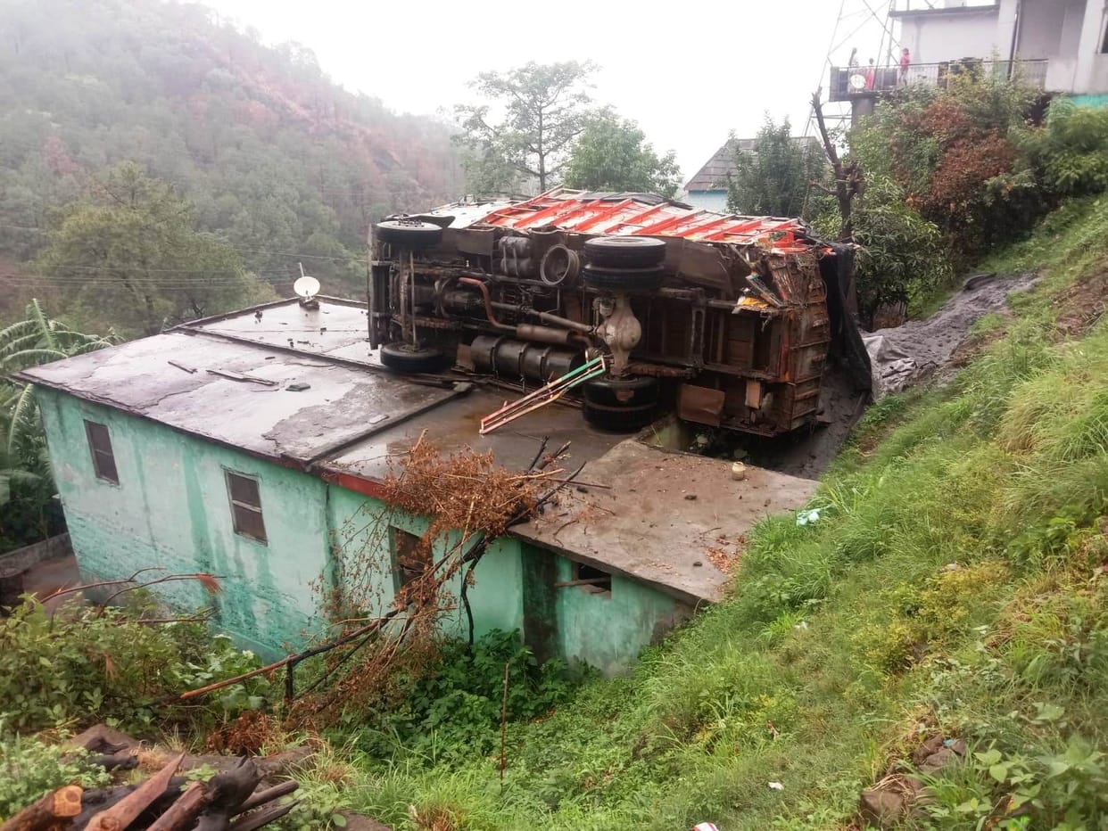 Truck fell on the roof of the house, people sleeping in the house only survived