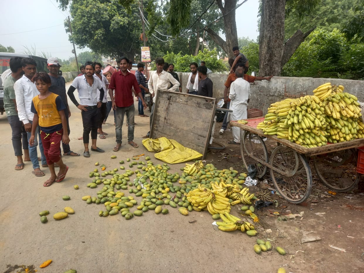 Fruit sellers created a ruckus against the police