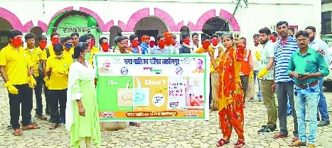 The message of cleanliness was given by picking up plastic lying on the roads