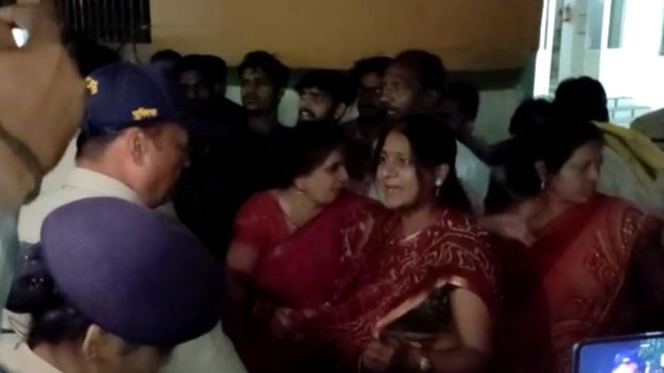 Dewas News: Warm atmosphere in ward 12, independent candidate and supporters assaulted, case filed against supporters of BJP candidate