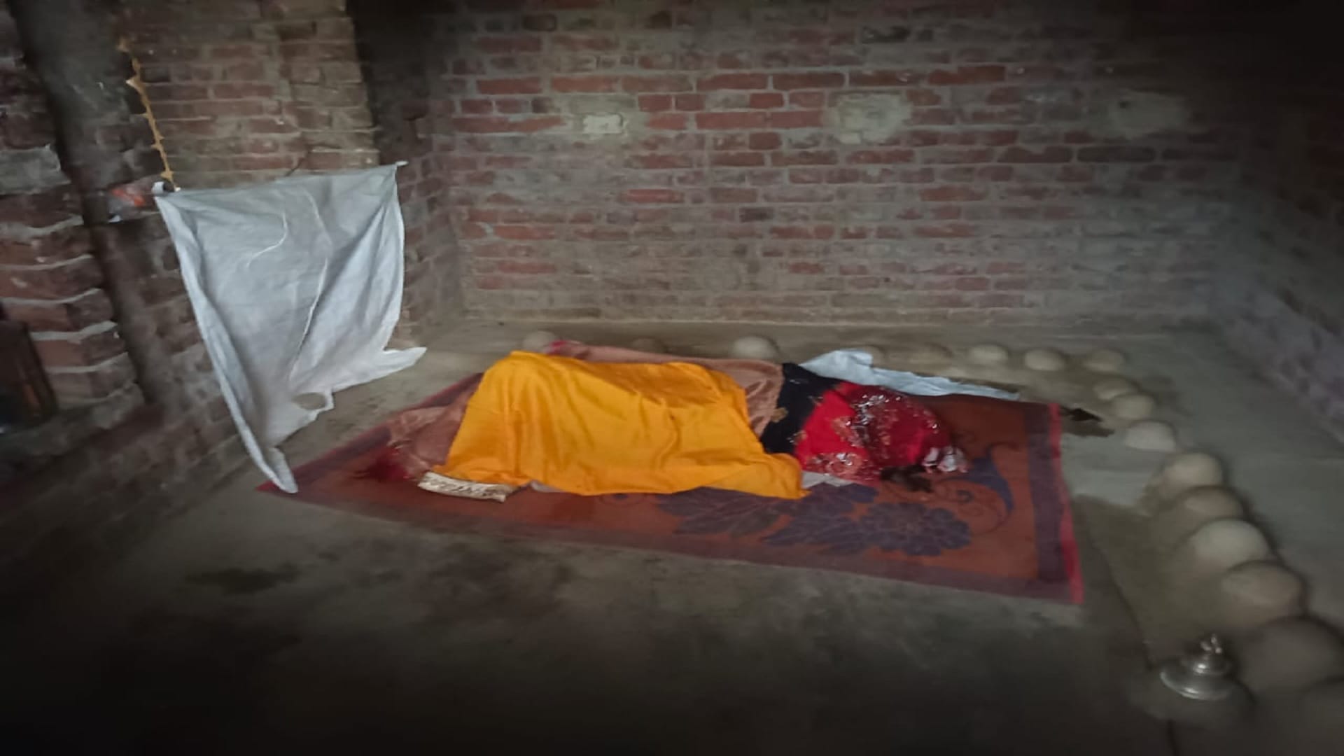 prayagraj blind faith Lived by eating Lai-gram, Sons and daughters go to bathe in Ganges in morning