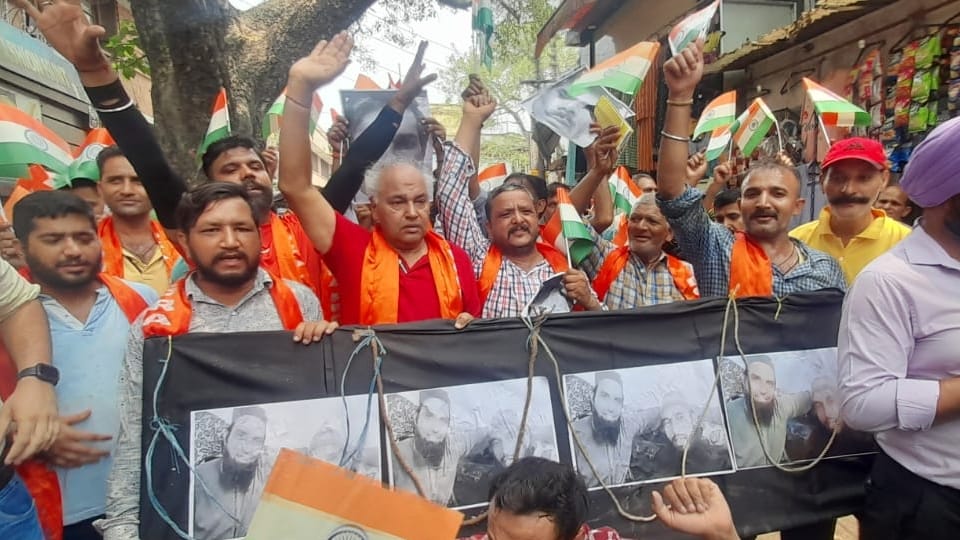 jammu shiv sena dogra front and bajrang dal protest against rajasthan Udaypur Murder case demand to hang culprits