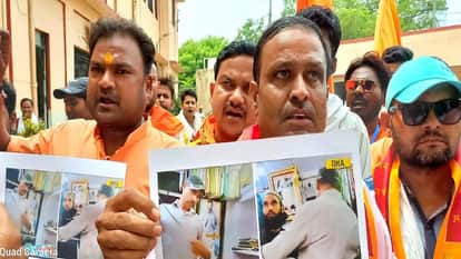 विरोध प्रदर्शन करते हिंदू महासभा के लोग