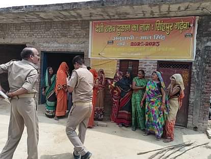 Kanpur dehat : Troubled by husband's drunkenness, women put a lock on the liquor contract