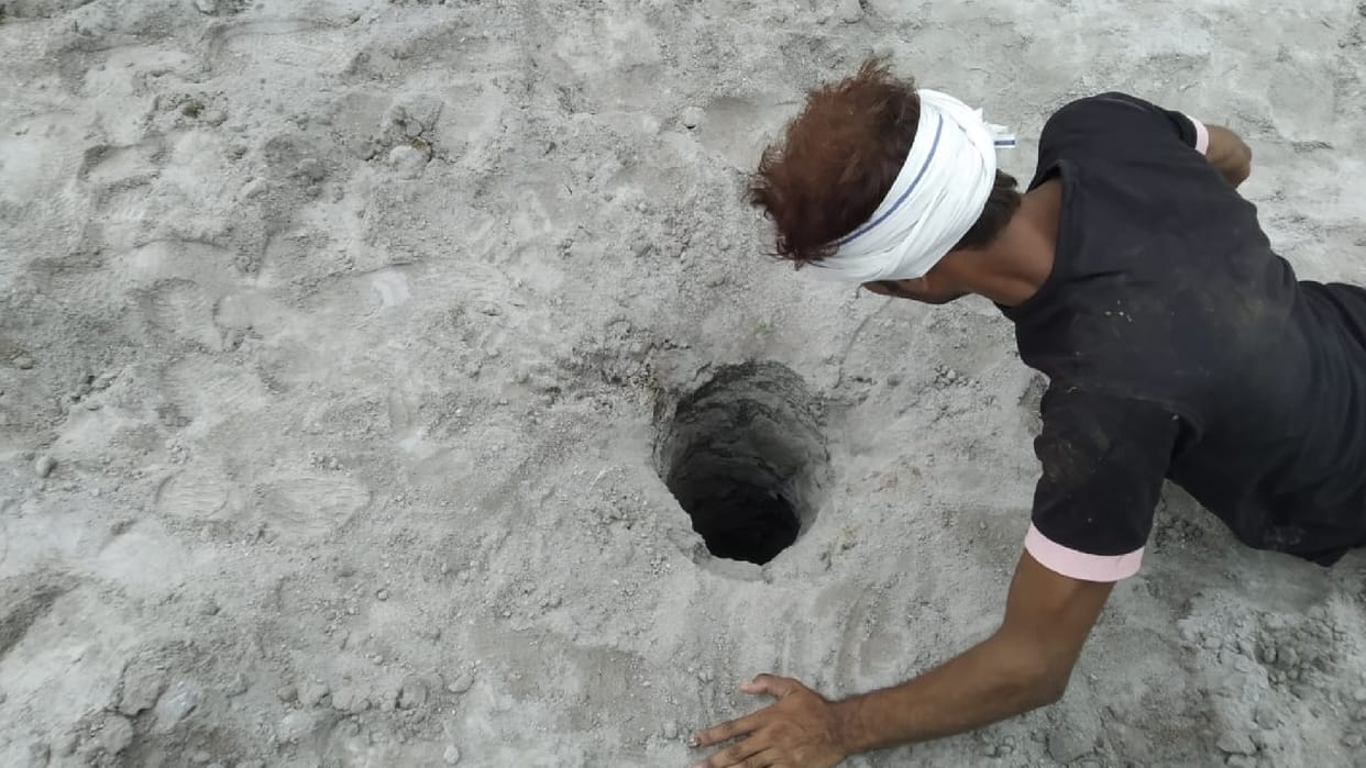 Chhatarpur: Five-year-old child fell in a dry bore, administration reached the spot