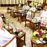 श्रीनगर में राजनीतिक दलों के लोगों से बात करते एलजी