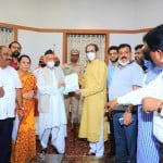 राज्यपाल को इस्तीफा सौंपते उद्धव ठाकरे