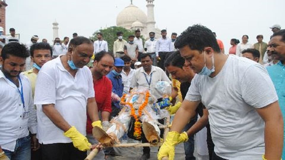 Agra nagar nigam campaign against plastic waste Start From Dussehra Ghat Behind Taj Mahal