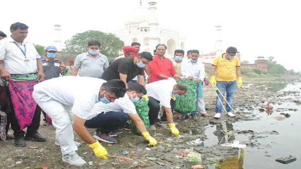 Agra nagar nigam campaign against plastic waste Start From Dussehra Ghat Behind Taj Mahal