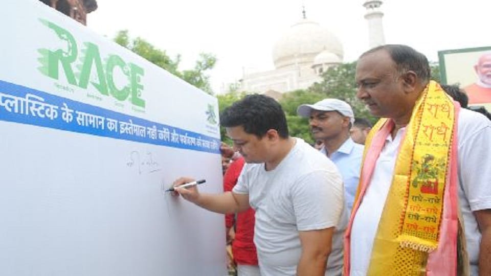 Agra nagar nigam campaign against plastic waste Start From Dussehra Ghat Behind Taj Mahal