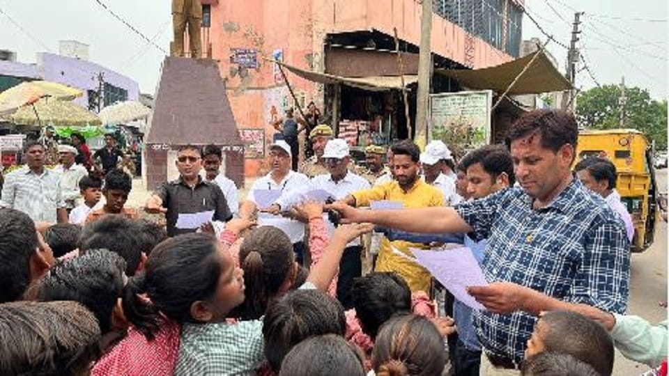 campaign started to make people aware against single use polythene in agra
