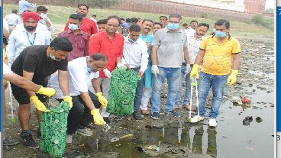 campaign started to make people aware against single use polythene in agra