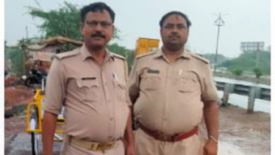 UP Police constabel save woman who surrounded by youths