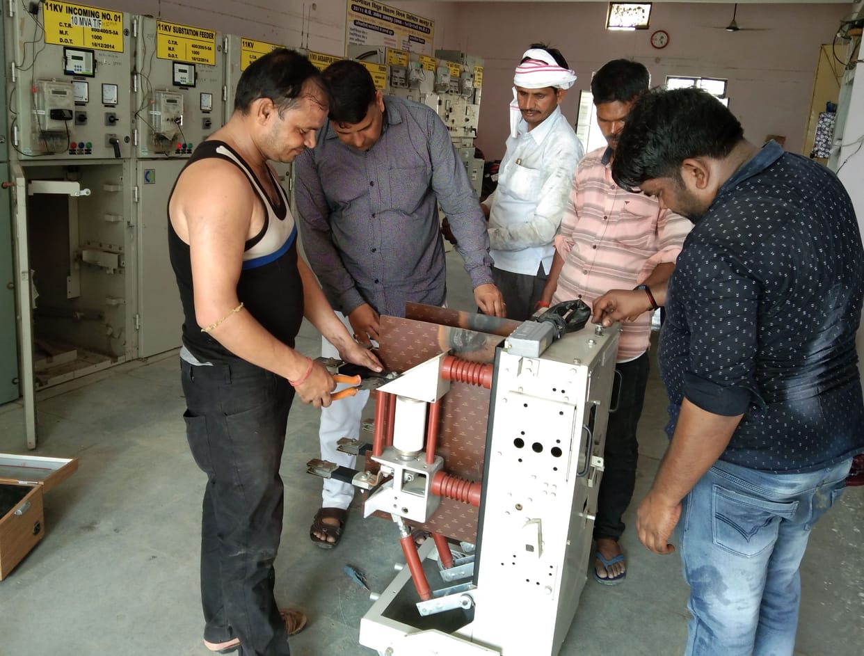 Kanpur dehat : Electricity of four thousand houses was running for 12 and a half hours due to equipment blowing in Akbarpur sub-centre