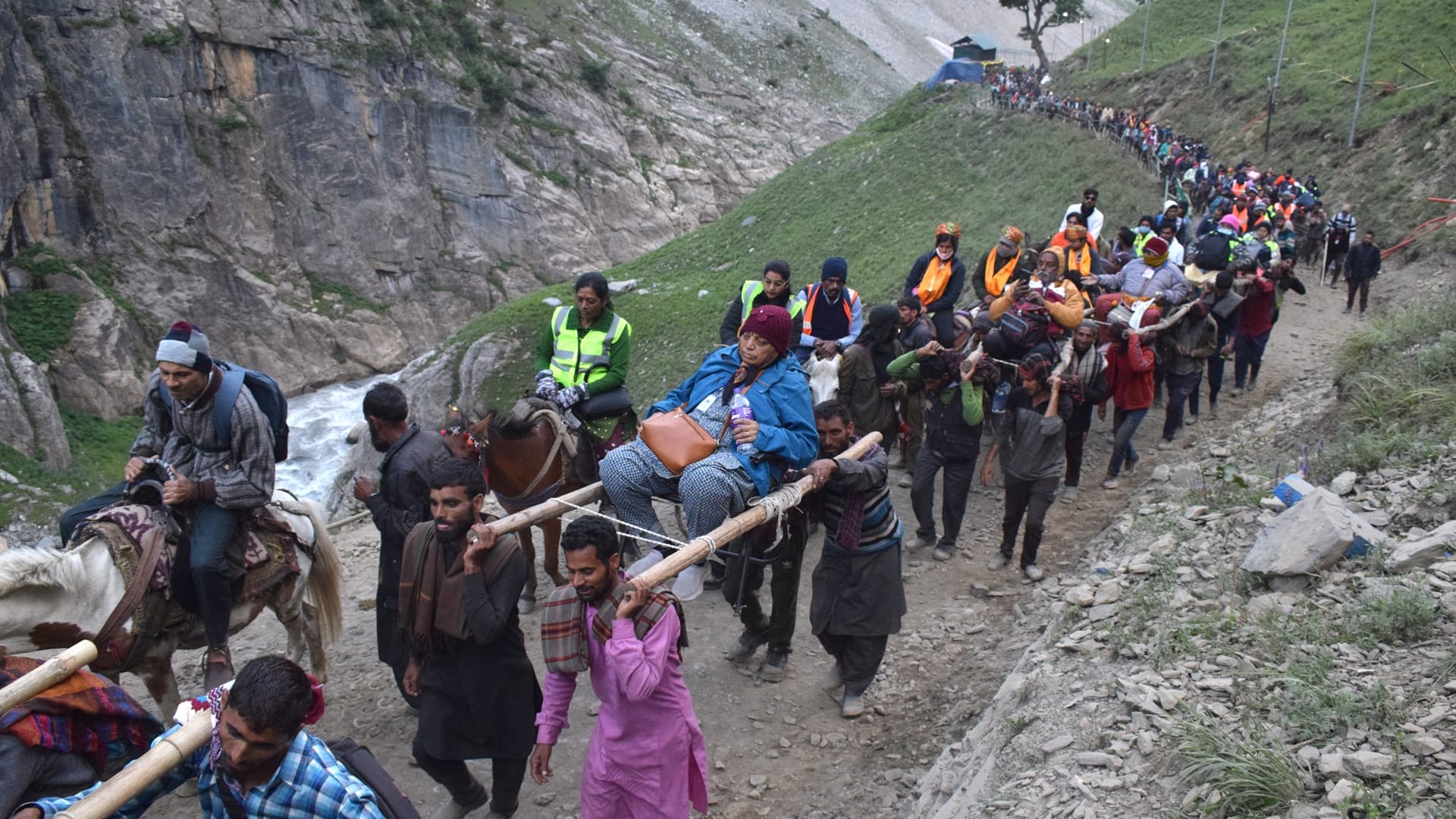 amarnath yatra 2022 photos first batch leaves from nunban and baltal camp to holy cave shrine amarnath yatra photos
