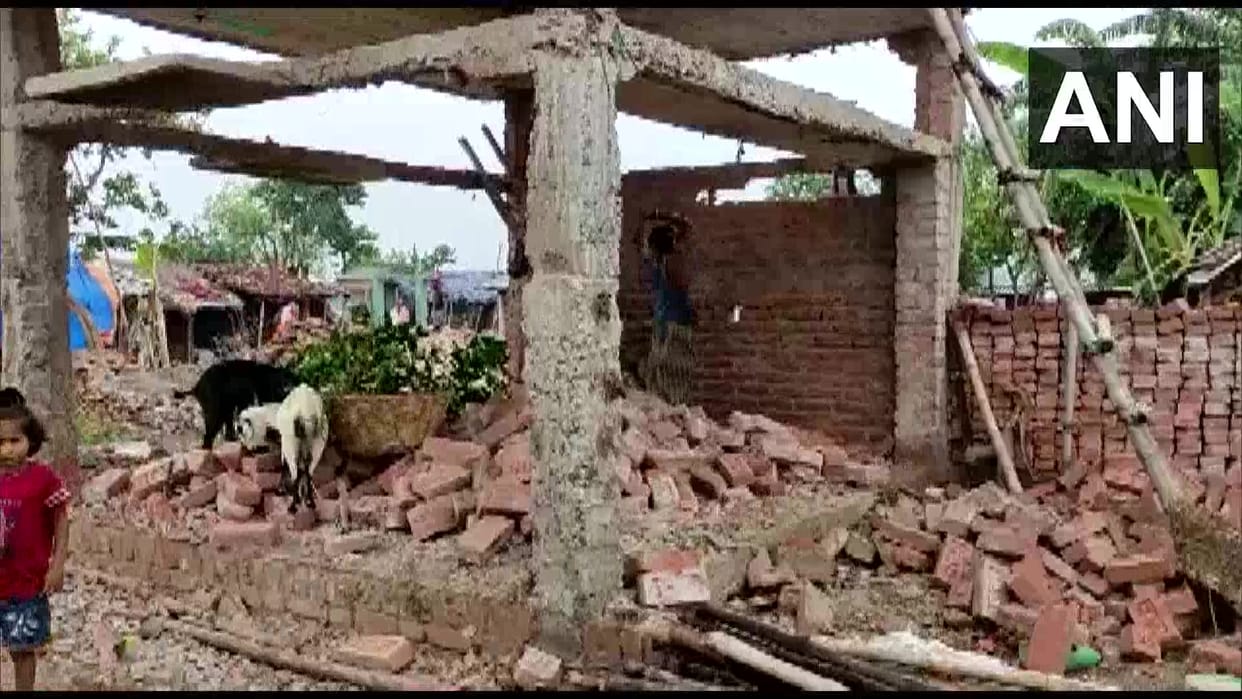 People living on the banks of Kosi river in Bhagalpur are demolishing their houses for fear of erosion