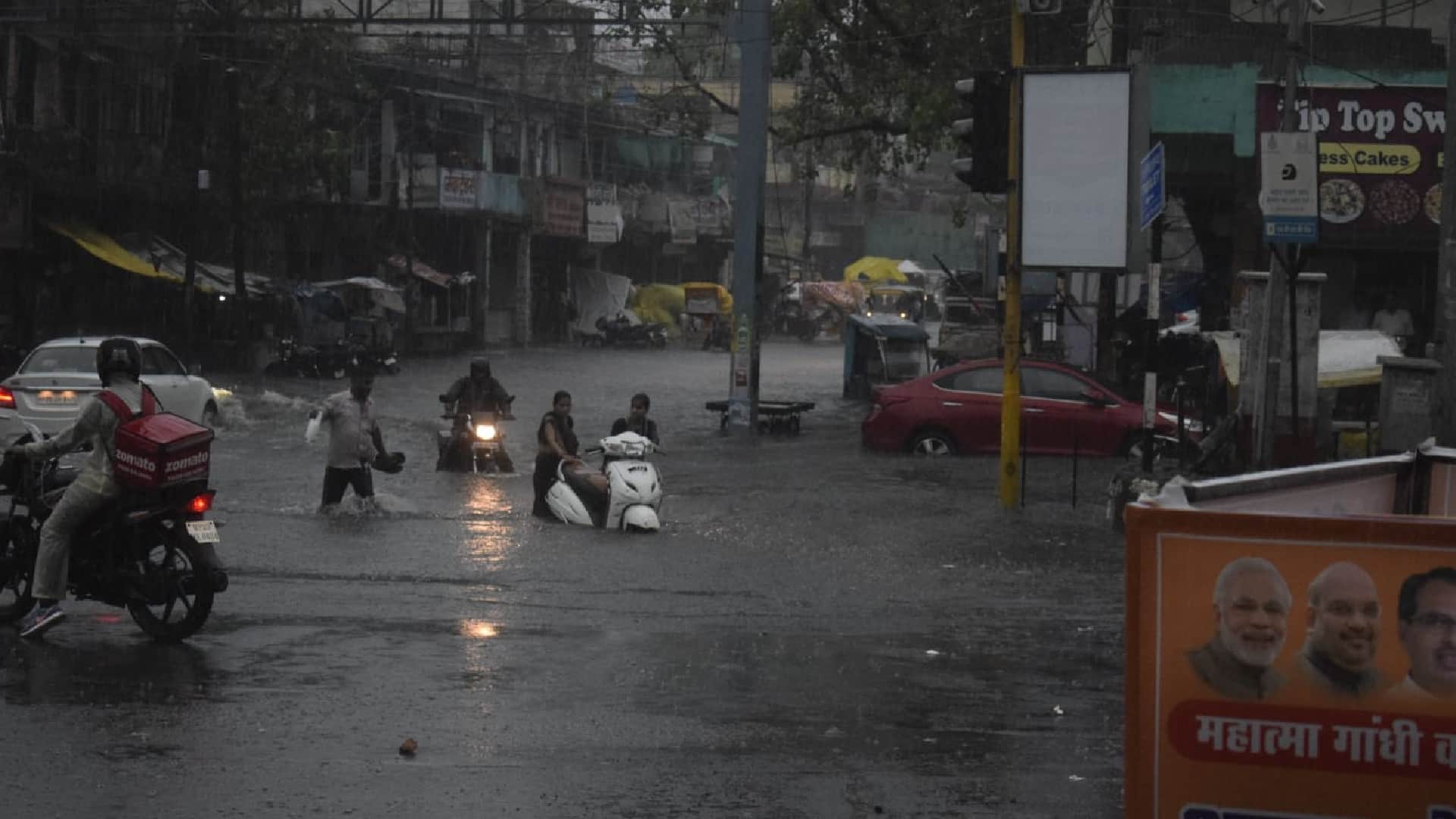 Jabalpur: A few minutes of rain opened the smart city's pole, the roads built in many areas of the city became ponds