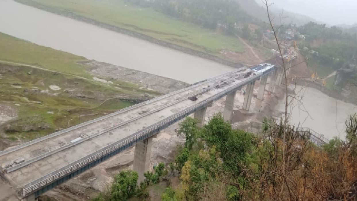 Both ends of Mandi-Bharari bridge found on Kiratpur-Nerchowk fourlane