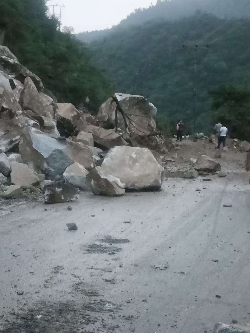 mandi news, himachal news, rocks fell on nh chandigarh-manali seven miles