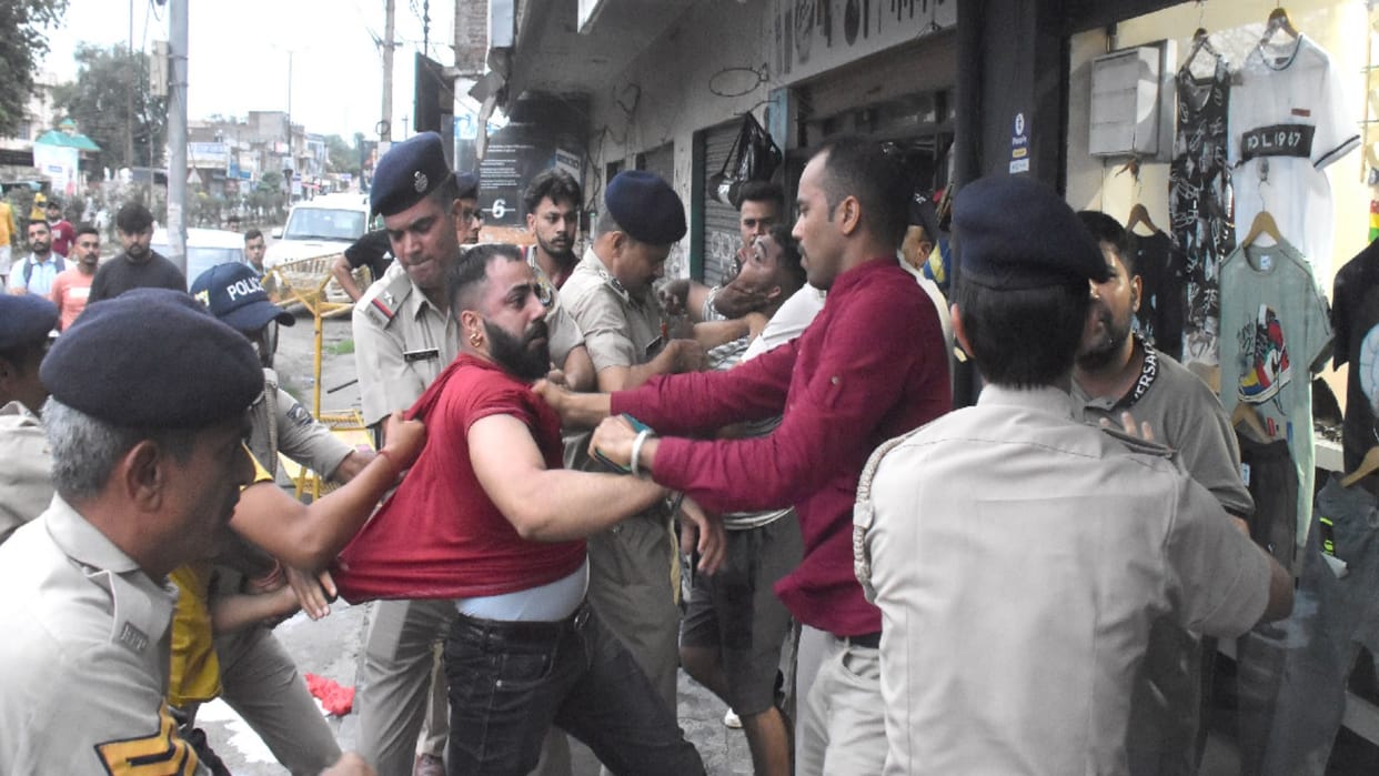 BJYM and Youth congress workers clash over showing black flags to CM Jairam's convoy