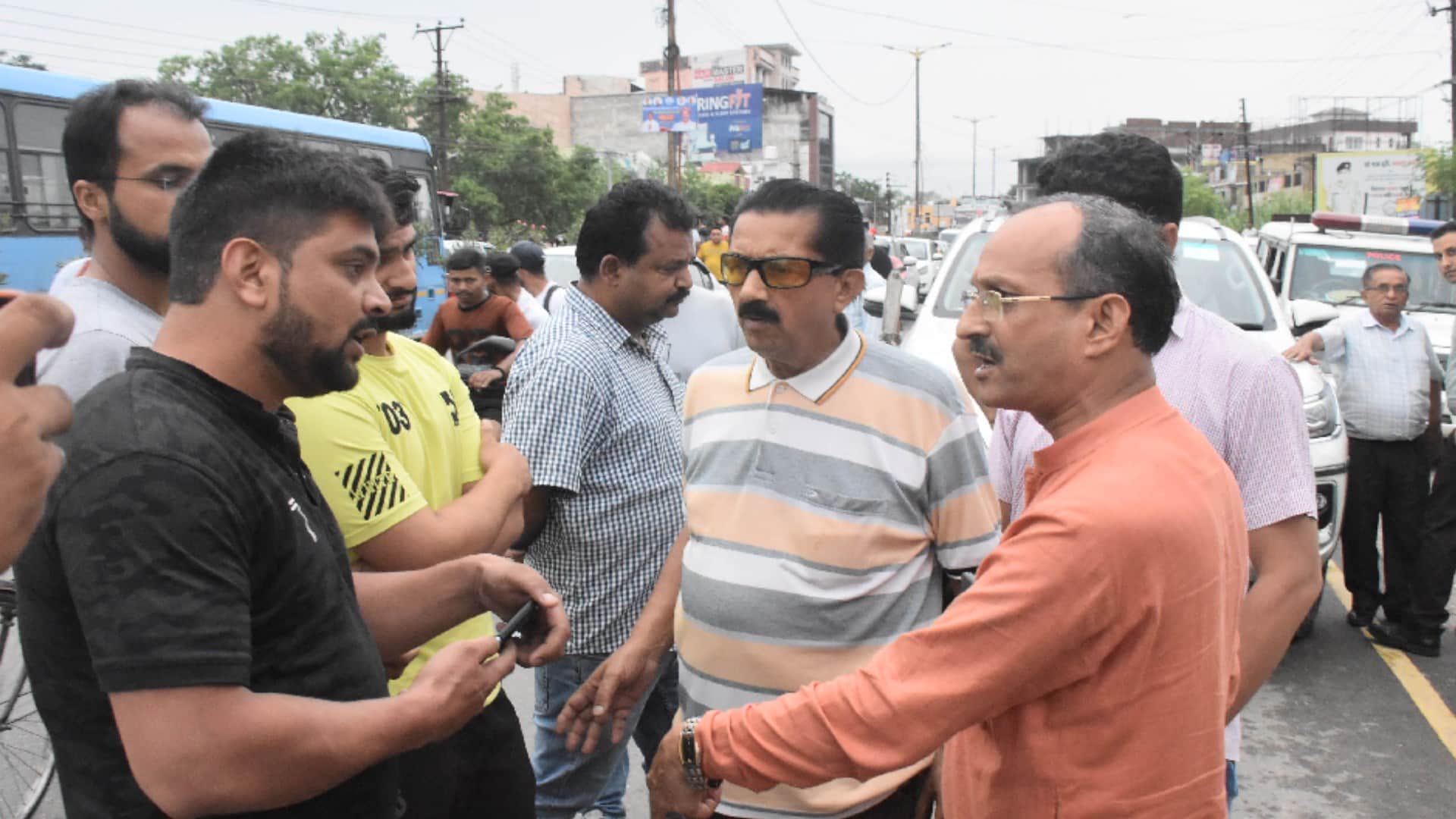 BJYM and Youth congress workers clash over showing black flags to CM Jairam's convoy