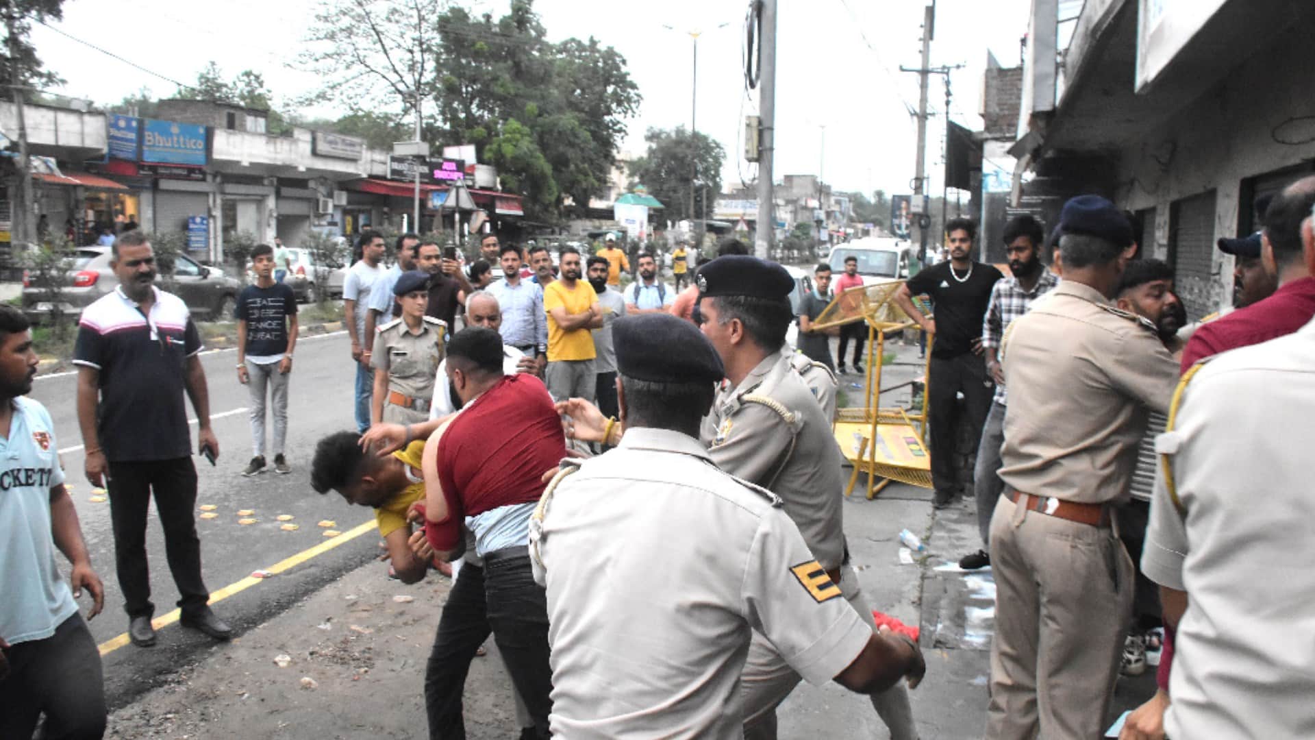 BJYM and Youth congress workers clash over showing black flags to CM Jairam's convoy