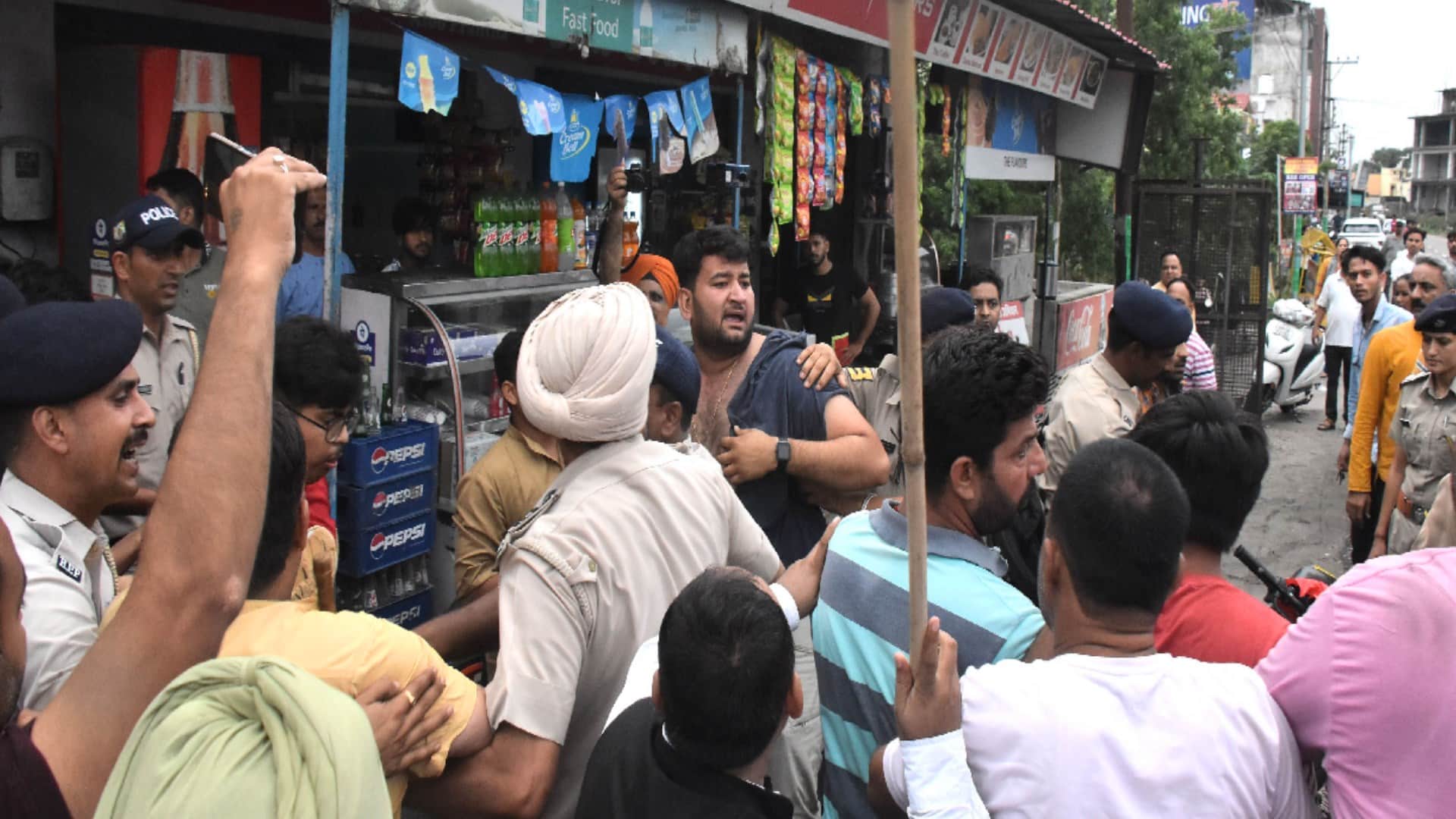 BJYM and Youth congress workers clash over showing black flags to CM Jairam's convoy