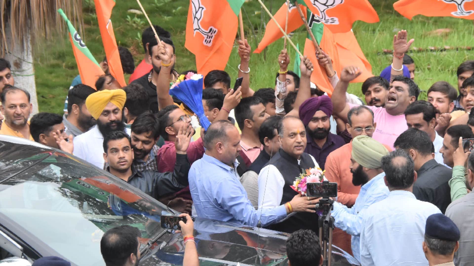 BJYM and Youth congress workers clash over showing black flags to CM Jairam's convoy
