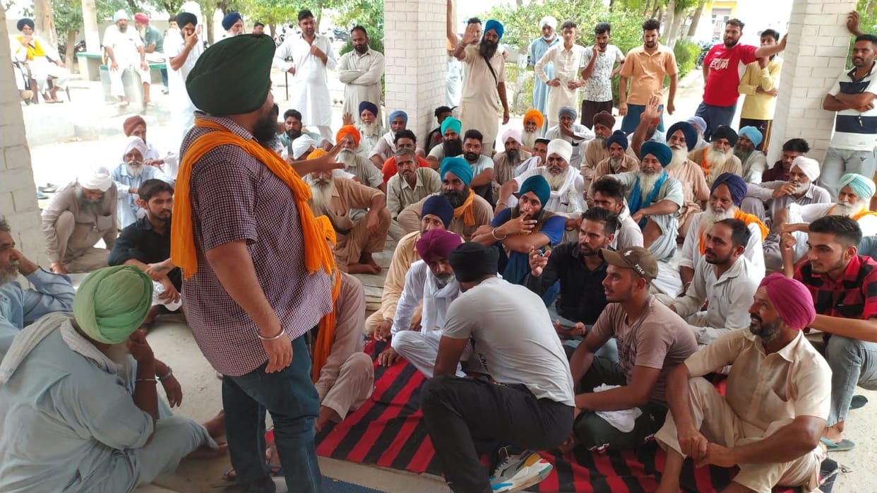 Anger among the villagers due to the attitude of Ding station in-charge, picketed the police station