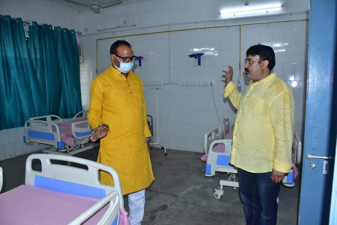 Deputy CM Brajesh Pathak did surprise inspection of CHC jalalpur in jaunpur angey after seeing mess in hospital
