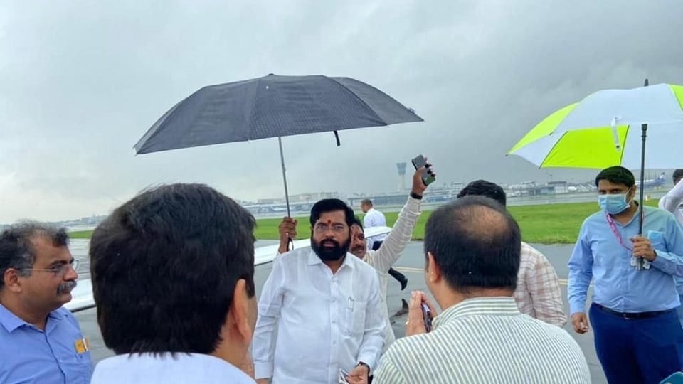शिवसेना के बागी नेता एकनाथ शिंदे मुंबई पहुंचे