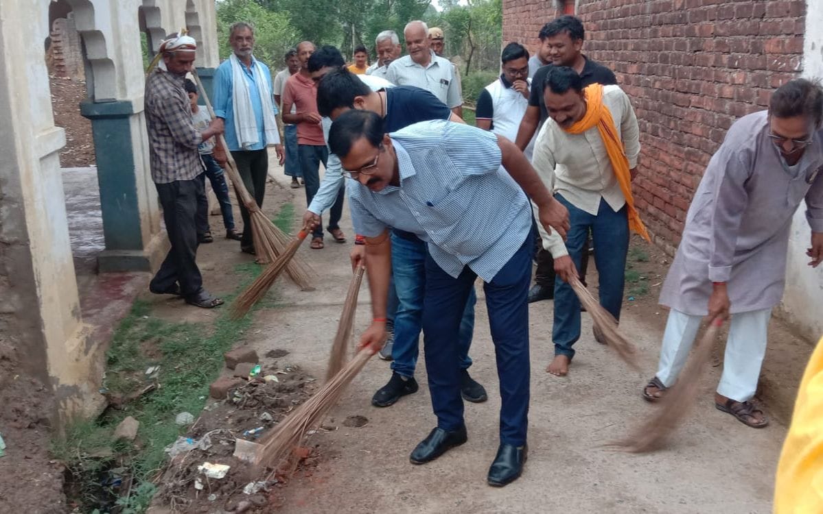 SDM gave the message of cleanliness by sweeping