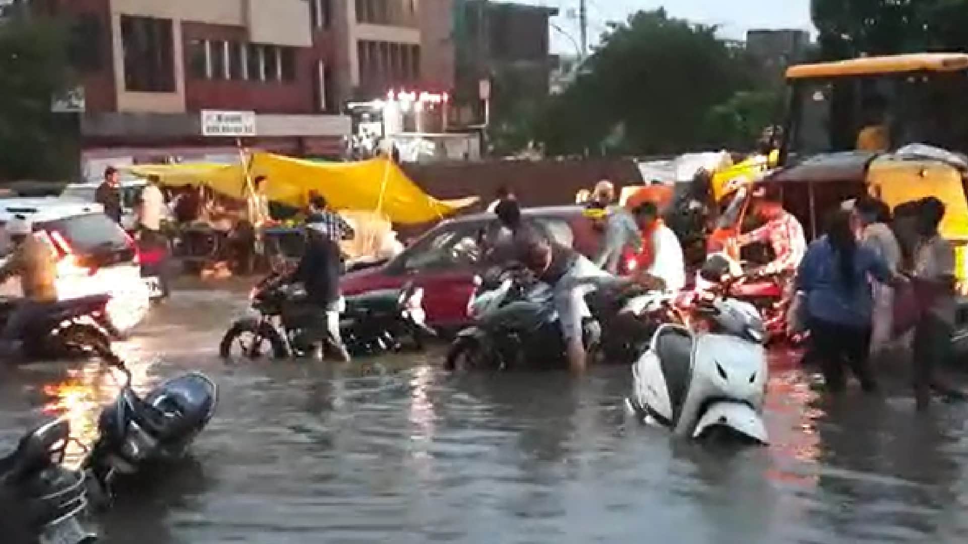 MP Weather Today: Incessant rains affected life, red alert issued in four districts of the state and 18 in orange