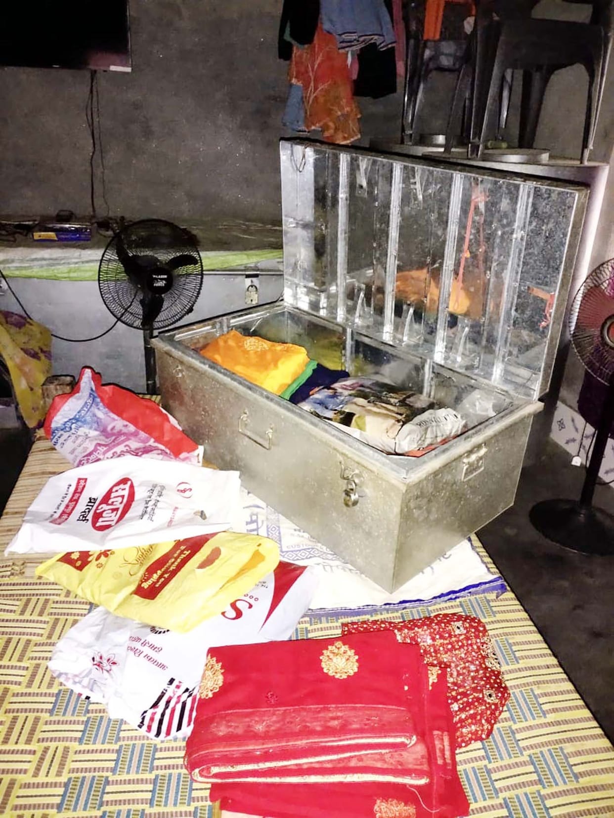 Thieves took away cash and jewelery worth lakhs from two houses