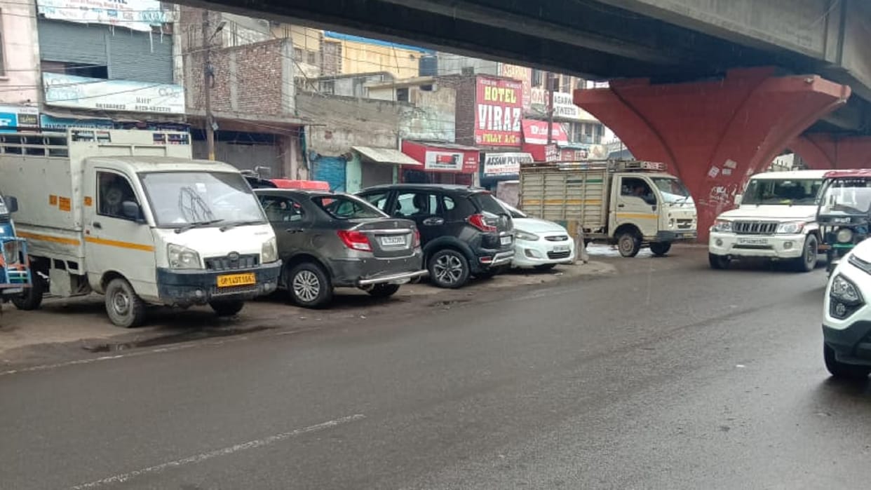 three died after falling off from Ghaziabad Thakurdwara flyover 