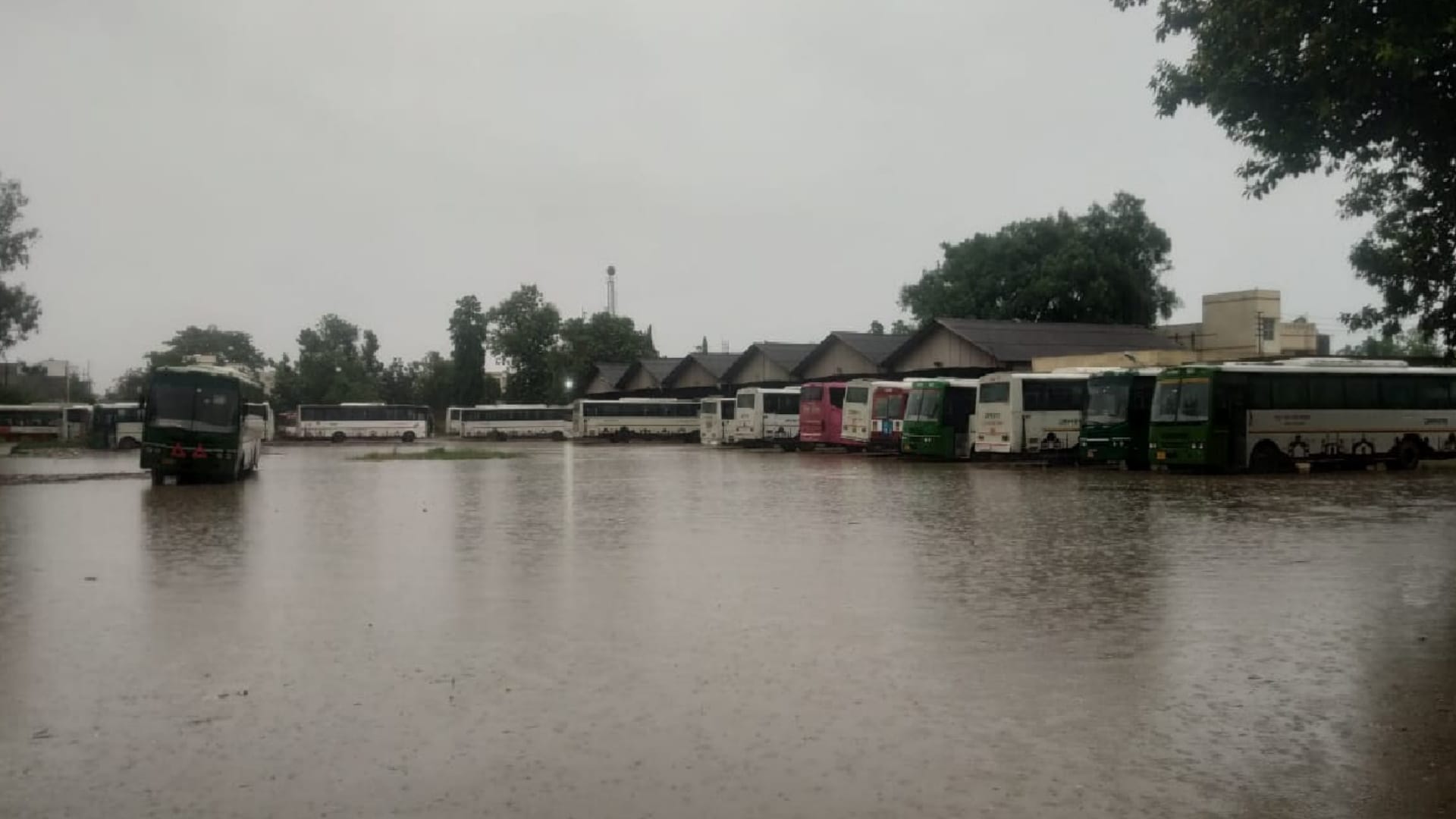 no electricity for hours in midst of rain In Gorakhpur