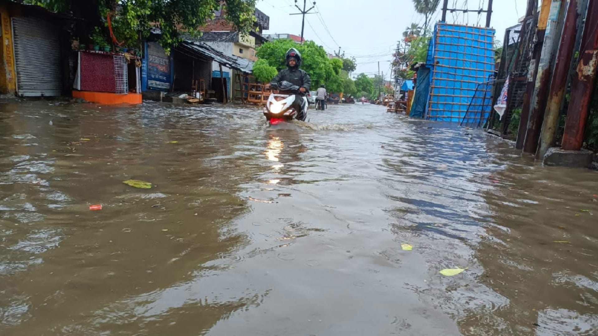 no electricity for hours in midst of rain In Gorakhpur