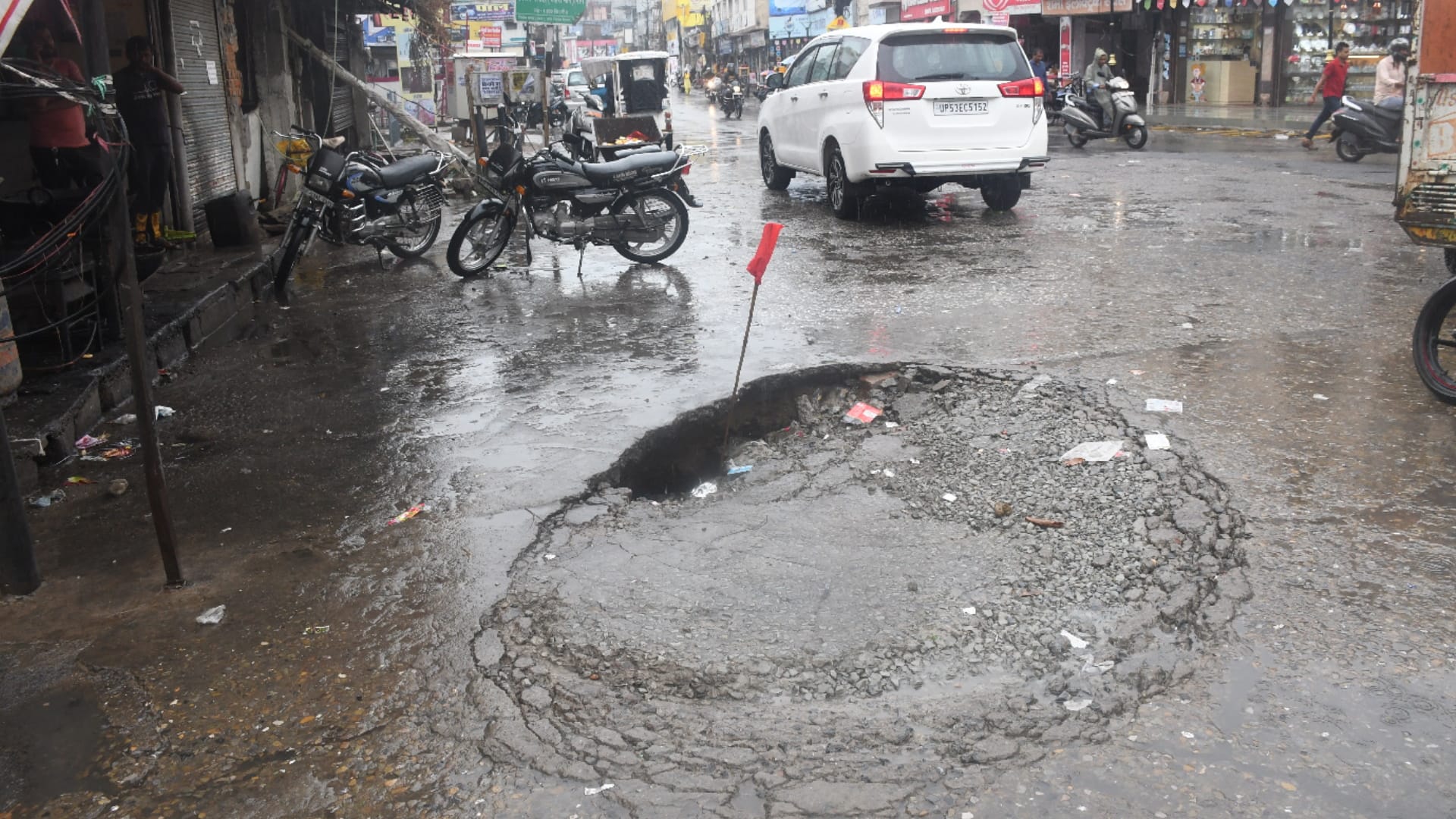 no electricity for hours in midst of rain In Gorakhpur