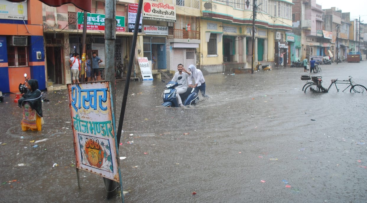 Hathras: Relief from heat but disaster due to waterlogging
