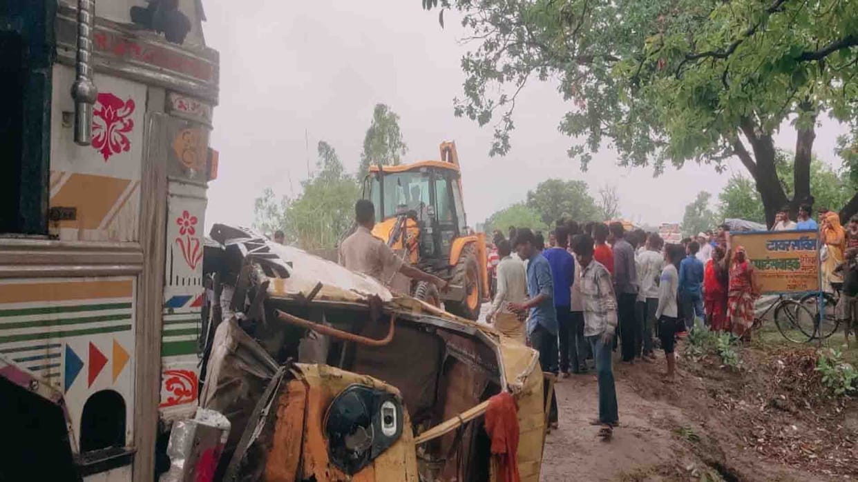 Unnao Accident: One Died and eight injured in truck and tempo collision