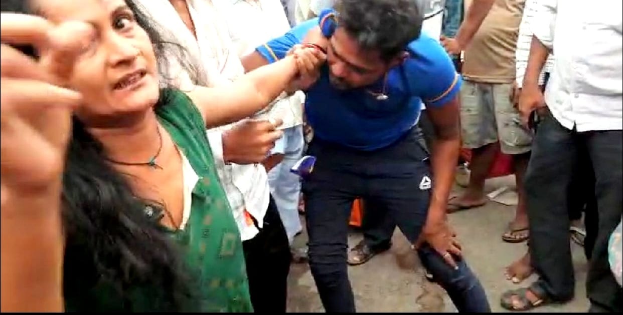 Wife caught red-handed husband walking with girlfriend in Auraiya, beating fiercely in public