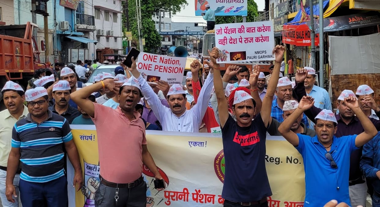 Employees took to the streets for restoration of old pension