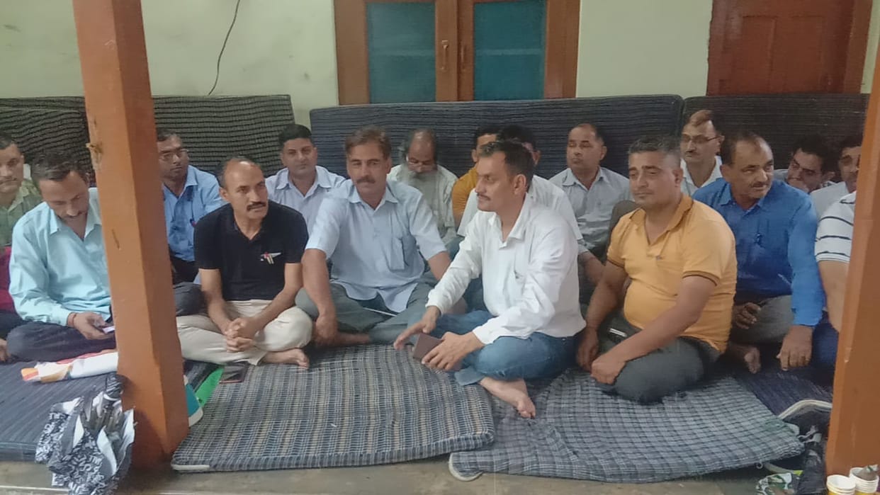 The agitated workers remained on dharna even in the rain