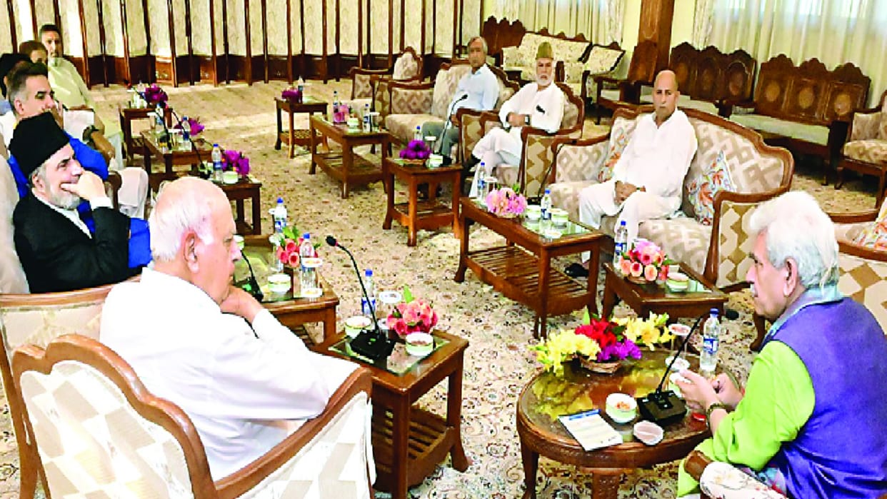 Political parties will give all possible help in Amarnath Yatra, meeting held in Raj Bhavan