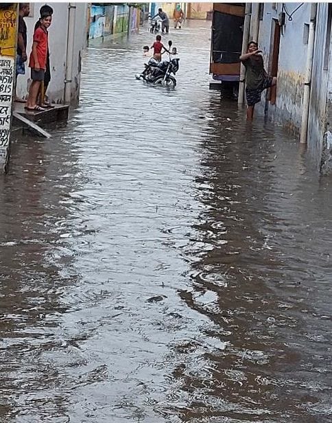 Hathras: Roads submerged in water due to rain, electricity also stalled