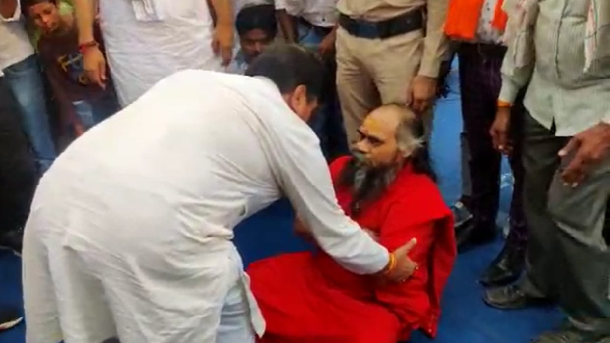 MP News: Annoyed by not getting a place in Kamal Nath's general meeting, Mirchi Baba sat in the ground